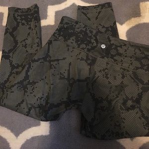 RARE LULULEMON PRINT CROPS